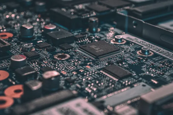 Custom Software vs. Off-the-Shelf: Making the Right Choice for Your Business